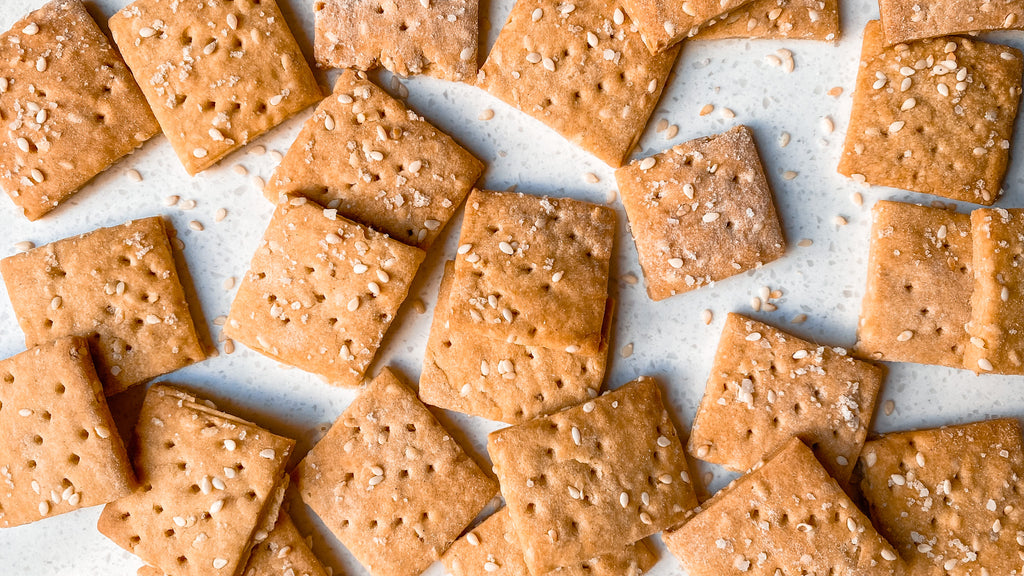 Crackers de sésamo, sal de mar y proteicas